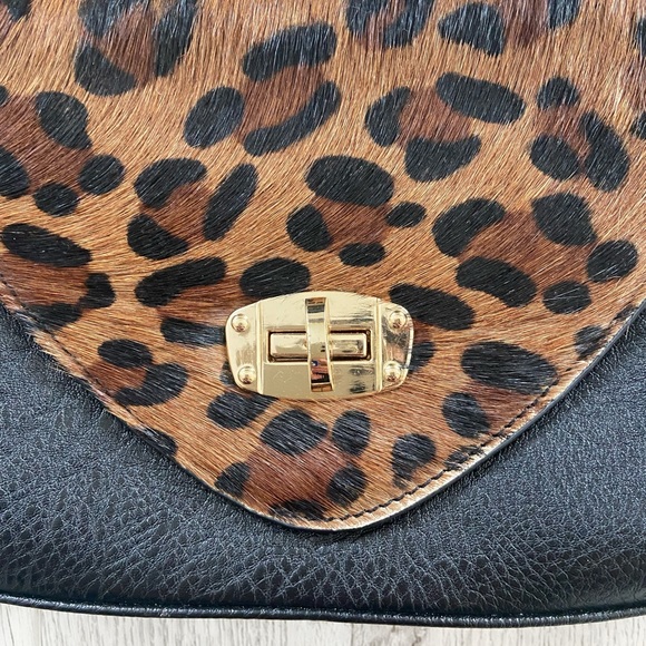 Faux fur leopard print crossbody purse - Picture 4 of 8